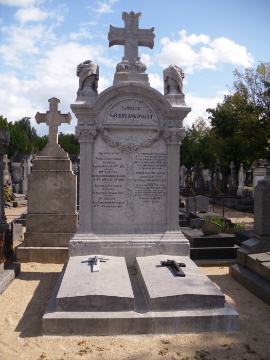 Monument funéraire APRES RESTAURATION ( Nettoyage avec produit biologique non abrasif pour la pierre calcaire, peinture des lettres au brun Van Dick)