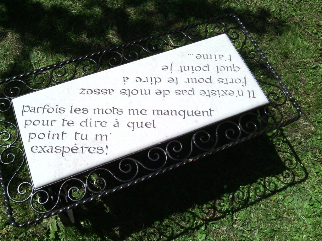 Gravure traditionnelle sur un plateau de table en pierre 
Texte de Rosa Coupé
