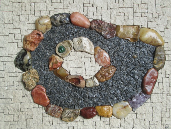 Ronde de petits cailloux presque ordinaires (Silex ramassés lors de promenades, améthyste, granit, pierre calcaire, jade... Et si vous regardez bien, à droite, sur le granit gris, un minuscule escargot fossilisé...) 2012