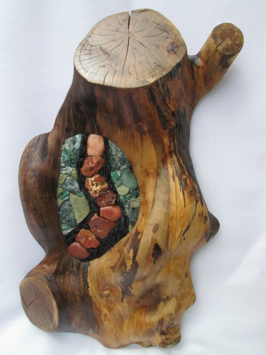 Petits cailloux en habits de bois  (bois, silex ramassés sur les bords de Loire, ardoise et éclats de marbres...)  2014