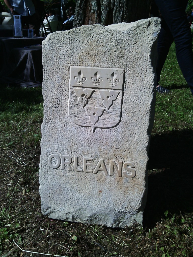 Blason d'Orléans gravé sur une pierre 'brute'