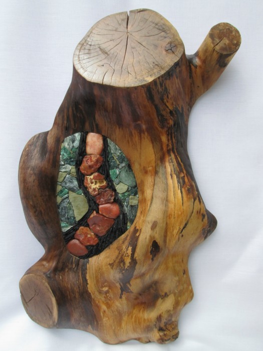 Petits cailloux en habits de bois (bois, silex ramassés sur les bords de Loire, ardoise et éclats de marbres...) 2014
