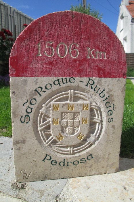 Borne en pierre avec la distance kilométrique vous séparant d'un lieu cher (ici, une commune du Portugal)