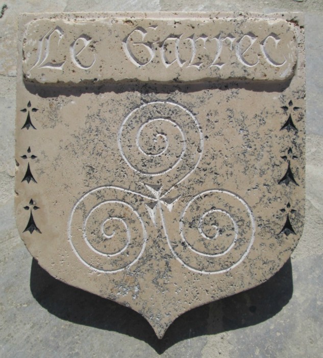 Blason breton en pierre, avec triskel